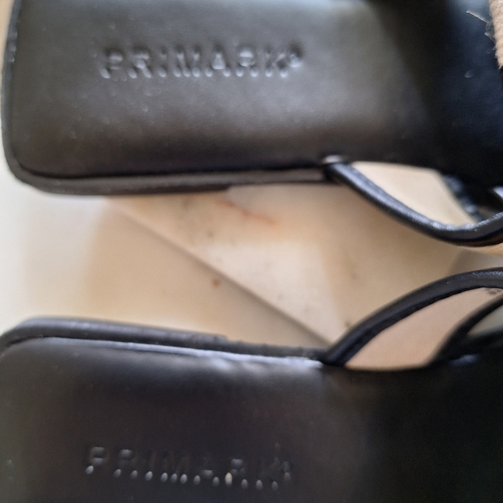Stylish Black and Cream Sandals Size 7 - Picture 4 of 7